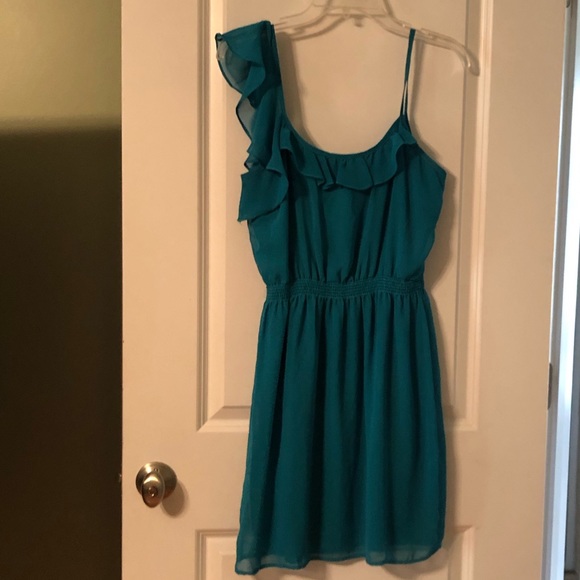 Beautiful green dress, can wear with a blazer or alone - Picture 3 of 4